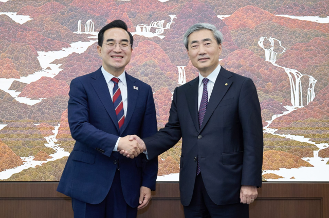 박홍근 기획예산처 장관과 신현송 한국은행 총재가 악수를 하고 있는 모습 사진한국은행