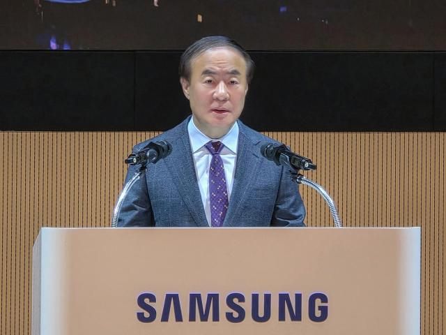 31일 전영현 삼성전자 대표이사 부회장이 삼성전자 수원 디지털시티에서 열린 삼성전자 창립 56주년 기념식에서 기념사를 전하고 있다 사진삼성전자