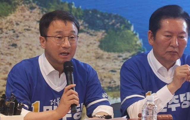 15일 제주시 연북로 위성곤 제주지사 후보 선거사무소에서 열린 더불어민주당 중앙선거대책위 현장 회의에서 한병도 원내대표가 발언하고 있다 사진연합뉴스