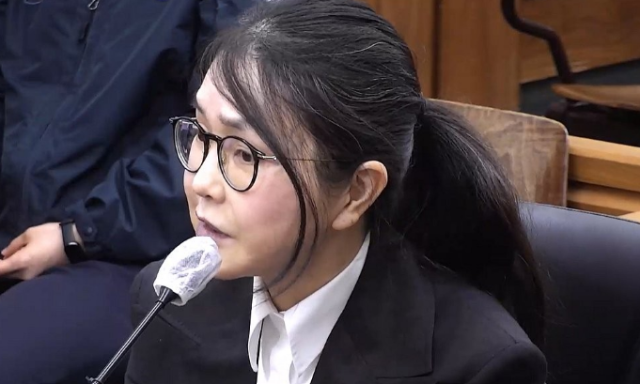 김건희 여사가 지난달 13일 서울 서초구 서울중앙지법 형사합의33부이진관 부장판사 심리로 열린 박성재 전 법무부 장관의 내란 중요임무 종사 혐의 사건의 속행 공판에 증인으로 출석해 증언하고 있다 사진서울중앙지법