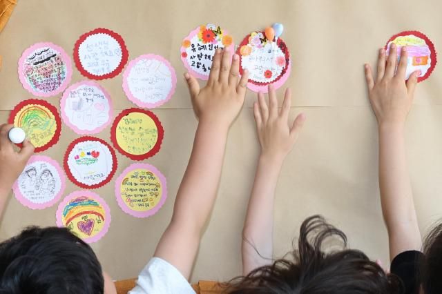 15일 세종시 해밀유치원에서 어린이들이 선생님에 대한 감사의 마음을 담은 카네이션을 만들어 벽에 붙이고 있다 2026515 사진연합뉴스