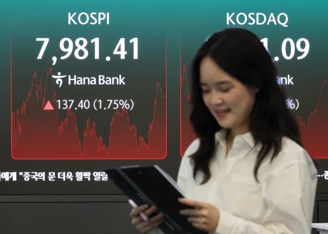 14일 서울 중구 하나은행 본점 딜링룸에 코스피가 표시되고 있다 이날 코스피는 전날보다 13740포인트175 오른 798141로 장을 마쳤다 8천피까지 약 19포인트 남은 셈이다 사진연합뉴스