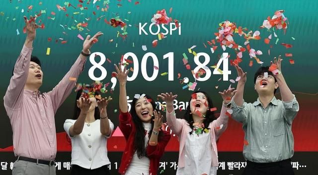 코스피가 사상 처음으로 장중 8000선을 돌파하며 꿈의 8천피 시대를 열었다 15일 서울 하나은행 본점 딜링룸에서 코스피 8천 기념 세리머니가 진행되고 있다 사진연합뉴스