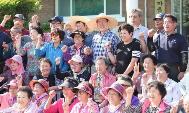 이재명 대통령이 15일 대구 군위군 소보면 도산1리 마을에서 모내기 후 주민들과 기념촬영을 하고 있다 사진연합뉴스
