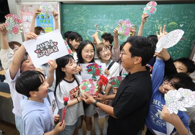 스승의날을 하루 앞둔 14일 경기도 수원시 영통구 효동초등학교에서 학생들이 칠판에 선생님께 전하는 감사의 말을 적고 있다 2026514 사진연합뉴스