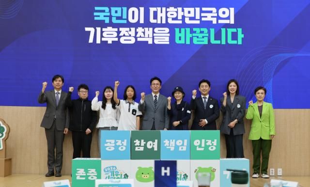 김민석 국무총리가 16일 오후 서울 강남구 역삼동 한국과학기술회관에서 열린 기후시민회의 발대식에 참석 기념촬영을 하고 있다 2026516 사진연합뉴스