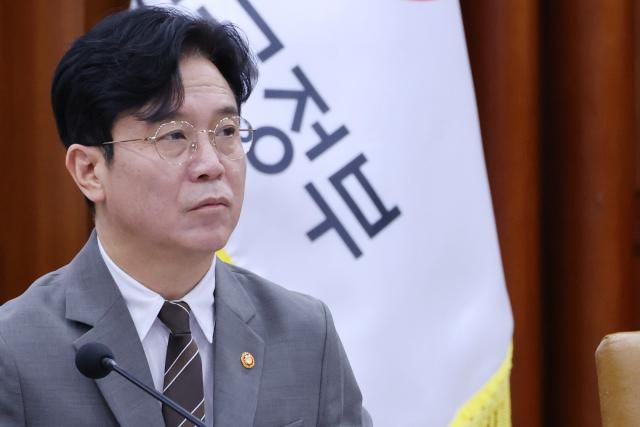 김영훈 고용노동부 장관이 15일 오전 서울 종로구 정부서울청사에서 열린 비상경제본부회의 겸 경제ㆍ부동산 관계장관회의에 참석하고 있다 2026515 사진연합뉴스