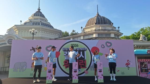 사진② 무대 위 임성택 사장과 션 17일 용인 에버랜드에서 펼쳐진 갤럭시 워치런 사파리 행사 개회식에 임성택 한국총괄 부사장왼쪽에서 세 번째과 삼성 헬스 앰배서더 가수 션왼쪽에서 두 번째이 대화를 나누고 있다 사진조성준 기자