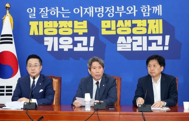 정원오 서울시장 후보 캠프 이인영 더불어민주당 상임선거대책위원장가운데이 17일 국회에서 서울시장 선거 관련 기자간담회를 하고 있다 사진연합뉴스
