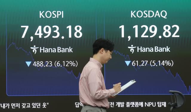 지난 15일 서울 중구 하나은행 딜링룸에서 직원이 업무를 보고 있다 이날 코스피는 전장보다 48823포인트612 내린 749318에 장을 마쳤다 사진연합뉴스