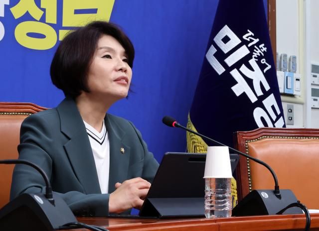 더불어민주당 한정애 정책위의장이 17일 국회에서 63지방선거 청년 공약 발표를 하고 있다 사진연합뉴스