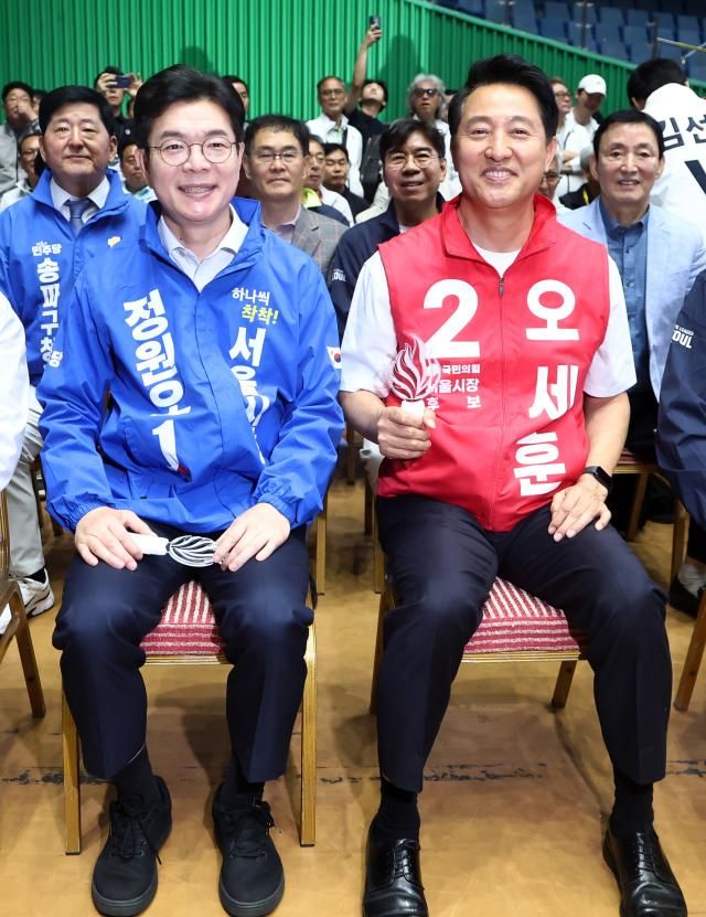 정원오 더불어민주당 서울시장 후보왼쪽와 오세훈 국민의힘 서울시장 후보가 지난 16일 서울 송파구 잠실실내체육관에서 열린 2026서울시민체육대축전에 참석하고 있다 사진연합뉴스