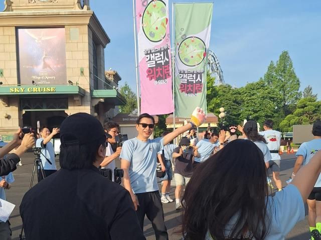 17일 용인 에버랜드에서 펼쳐진 갤럭시 워치런 사파리 스타트 라인에서 임성택 한국총괄 부사장이 참가자들에게 하이파이브를 하고 있다 사진조성준 기자