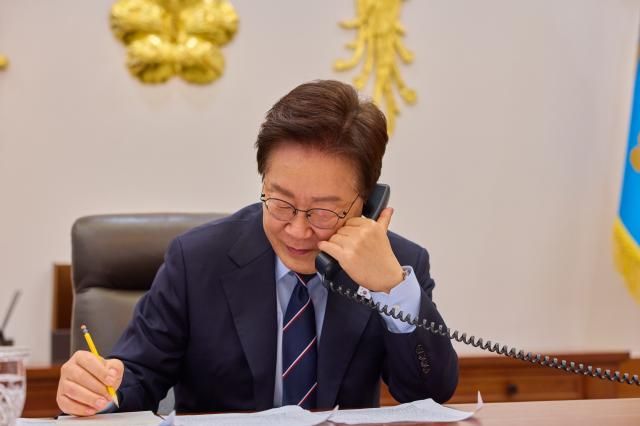 이재명 대통령이 지난 8일 청와대에서 마크 카니 캐나다 총리와 통화를 하고 있다 사진연합뉴스
