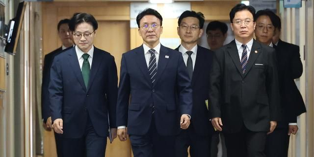 김민석 국무총리가 17일 서울 종로구 정부서울청사에서 삼성전자 파업 관련 대국민 담화를 위해 브리핑룸으로 이동하고 있다 앞줄 왼쪽부터 김정관 산업통상부 장관 김민석 국무총리 김영훈 고용노동부 장관 사진연합뉴스