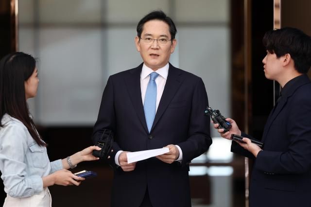해외 출장을 마치고 귀국한 이재용 삼성전자 회장이 16일 서울 김포비즈니스항공센터SGBAC에서 입장문을 읽고 있다 사진연합뉴스
