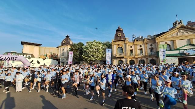 17일 오전 6시 30분 삼성전자가 용인 에버랜드에서 진행한 갤럭시 워치런 사파리 참가자들이 전 국가대표 마라토너 권은주 감독의 지도 아래 준비운동을 하고 있다 사진조성준 기자