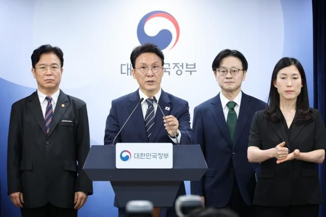 김민석 국무총리가 17일 서울 종로구 정부서울청사에서 삼성전자 파업 관련 대국민 담화를 하고 있다 사진연합뉴스