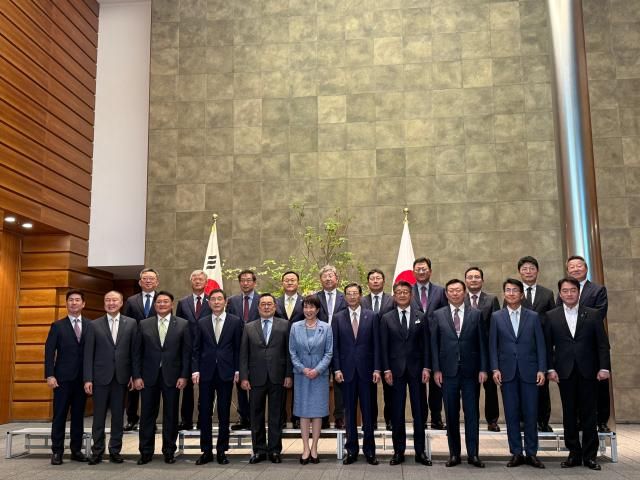 구자열 한일경제협회 회장 겸 LS 이사회 의장을 비롯한 한국 측 단장단은 18일 오후 일본 도쿄에서 다카이치 사나에 내각총리대신과 관계자들을 만나 기념사진을 촬영하고 있다 사진한일경제협회 