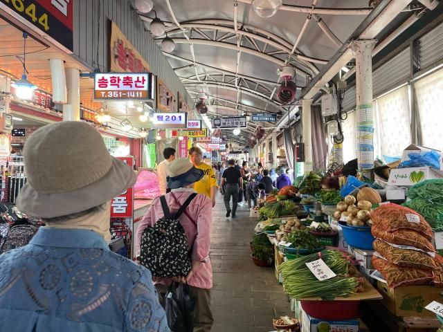 18일 광주광역시 서구에 있는 양동시장에서 시민들이 장을 보고 있다 사진이다희 기자