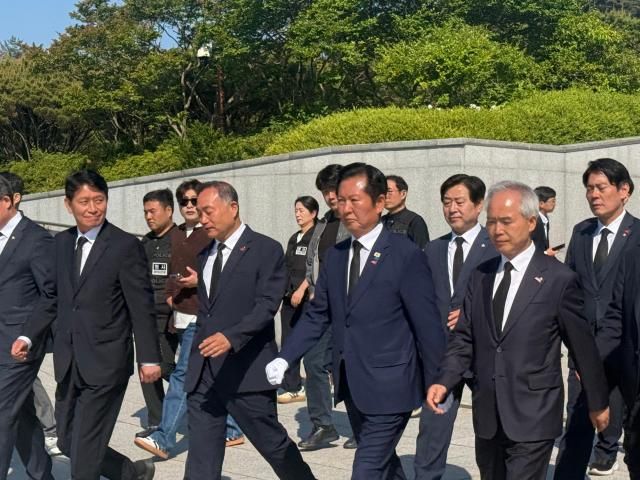 정청래 더불어민주당 대표가 18일 제46주년 5·18 민주화운동 기념일을 맞아 5·18 민주묘지를 방문했다사진송승현 기자