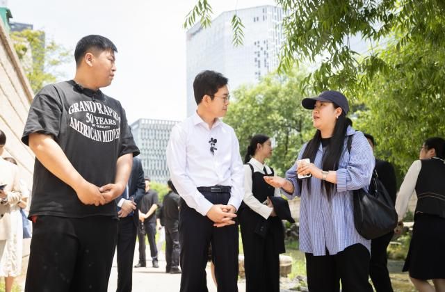 정원오 더불어민주당 서울시장 후보가 18일 오후 서울 관철동 청계천에서 청년들과 찾아가는 서울인人터뷰를 하고 있다 사진정 후보 선거사무소