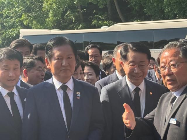정청래 더불어민주당 대표가 18일 5·18 광주민주화 운동 기념일을 맞아 5·18 국립 묘지에 방문했다사진송승현 기자