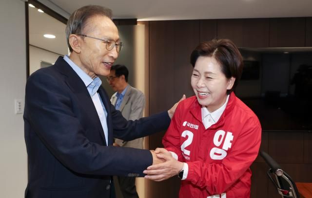 양향자 국민의힘 경기도지사 후보오른쪽가 18일 서울 서초구 모처에서 이명박 전 대통령을 예방하고 있다 사진연합뉴스