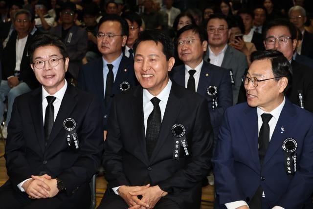정원오 더불어민주당 서울시장 후보앞줄 왼쪽부터 국민의힘 오세훈 서울시장 후보 정근식 서울시교육감 후보가 18일 서울시청 본관에서 열린 5·18민주화운동 제46주년 서울기념식에 참석해 있다사진연합뉴스