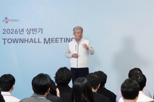 신영수 CJ대한통운 대표가 지난 14일 서울 종로구 본사에서 열린 타운홀미팅을 통해 미래성장을 위한 핵심 전략과 조직문화 혁신 방향을 공유하고 있다 사진CJ대한통운