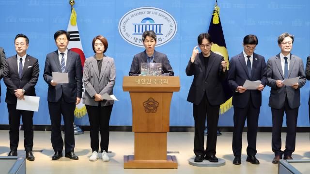 국회 행정안전위원회 소속 더불어민주당 윤건영 간사 등 위원들이 18일 국회 소통관에서 GTX-A 삼성역 공사 과정에서 발생한 철근 누락 및 구조 결함 문제와 관련 서울시의 대처를 비판하고 있다 사진연합뉴스