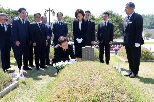 이재명 대통령이 18일 광주 북구 5·18 민주묘지 내 김명숙 열사 묘소를 찾아 참배하고 있다 사진연합뉴스