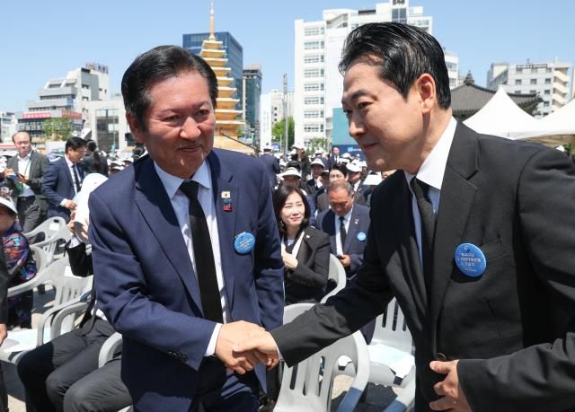 더불어민주당 정청래 대표와 국민의힘 장동혁 대표가 18일 광주 5·18 민주광장에서 열린 제46주년 5·18 민주화운동 기념식에서 악수하고 있다사진연합뉴스