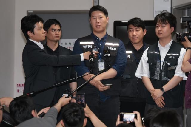 삼성그룹 초기업노동조합 삼성전자지부 최승호 위원장이 20일 새벽 정부세종청사 중앙노동위원회에서 사후조정 회의를 마친 뒤 나와 취재진에게 입장을 밝히고 있다 사진삼성전자