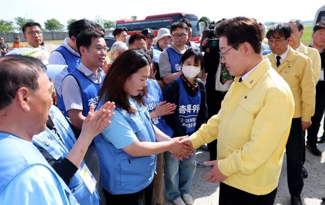 이재명 대통령이 지난 18일 전남 무안국제공항 제주항공 참사 유해 수습 현장 방문을 마친 뒤 유가족과 인사를 하고 있다 사진연합뉴스