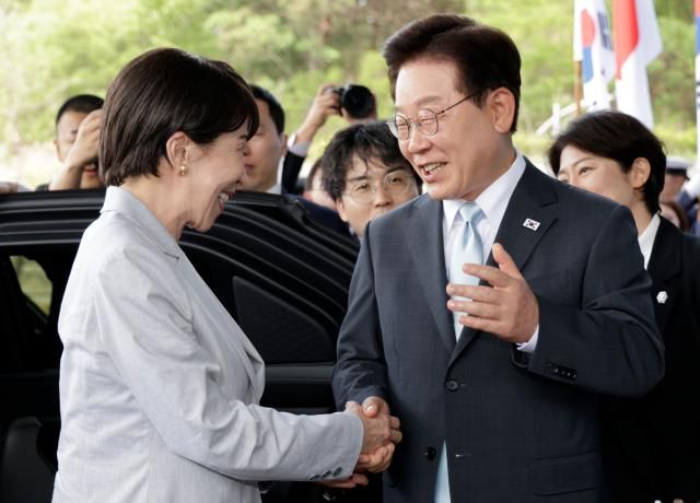 이재명 대통령이 19일 경북 안동 한 호텔에서 다카이치 사나에 일본 총리를 영접하고 있다 사진연합뉴스