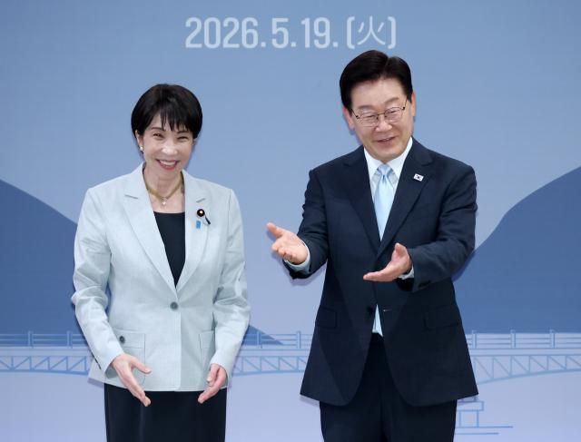 이재명 대통령이 19일 경북 안동 한 호텔에서 열린 확대 정상회담에서 다카이치 사나에 일본 총리와 악수한 뒤 자리를 안내하고 있다 사진연합뉴스