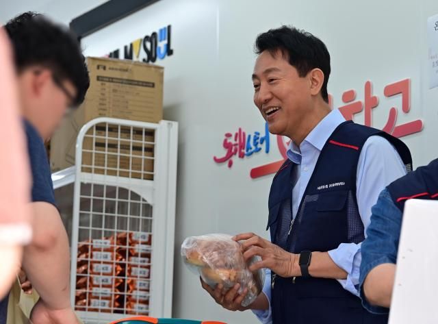 국민의힘 오세훈 서울시장 후보가 19일 서울 종로구 창신동쪽방촌 온기창고에서 봉사활동을 하고 있다 공동취재