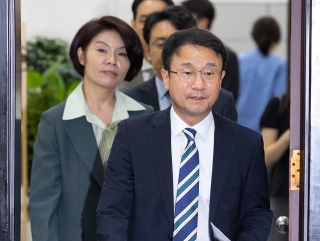 더불어민주당 한병도 원내대표와 한정애 정책위의장을 비롯한 원내대표단이 19일 국회에서 열린 원내대책회의에 입장하고 있다사진연합뉴스