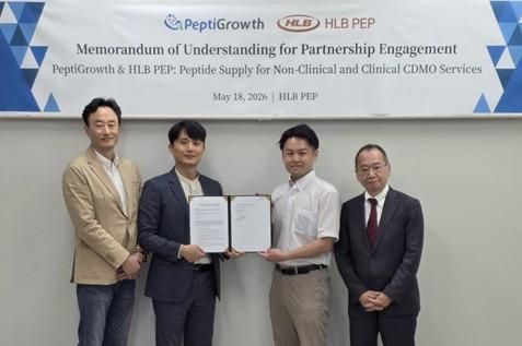 심경재 HLB펩 대표왼쪽 두 번째와 펩티그로스 관계자들이 기념촬영을 하고 있다사진HLB그룹