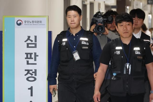 최승호 삼성그룹 초기업노동조합 삼성전자지부 위원장이 19일 정부세종청사 중앙노동위원회에서 열린 2차 사후조정 2일차 회의에 참석하고 있다 사진연합뉴스