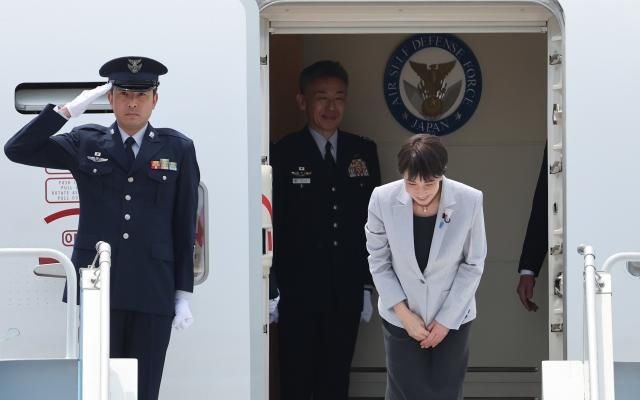한일 정상회담을 위해 방한한 다카이치 사나에 일본 총리가 19일 대구국제공항에 도착해 전용기에서 허리 숙여 인사하고 있다 사진연합뉴스