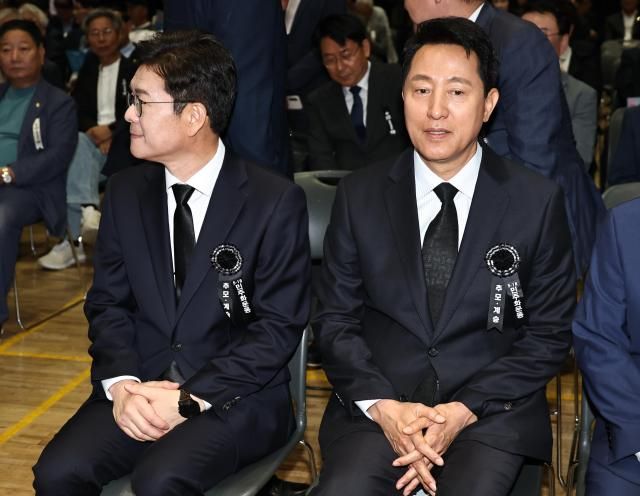 더불어민주당 정원오 서울시장 후보와 국민의힘 오세훈 서울시장 후보가 지난 18일 서울시청 본관에서 열린 에 참석해 있다사진연합뉴스