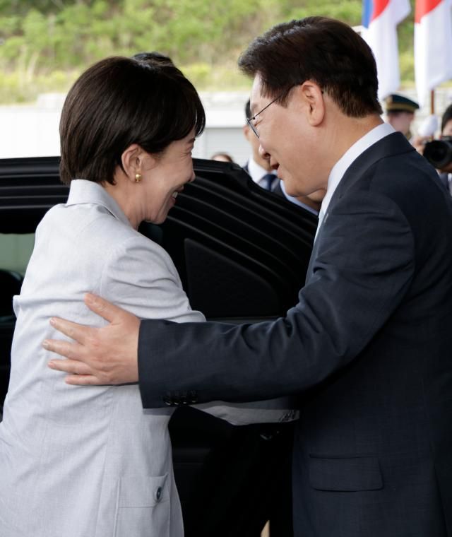 이재명 대통령이 19일 경북 안동 한 호텔에서 다카이치 사나에 일본 총리를 영접하고 있다 사진연합뉴스