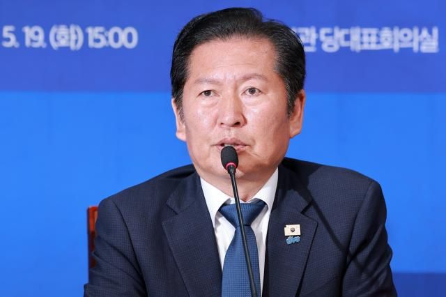 더불어민주당 총괄상임선대위원장인 정청래 대표가 19일 국회에서 열린 대한민국 국가정상화 중앙선거대책위원회 오뚝유세단 출정식에 참석해 인사말하고 있다사진연합뉴스