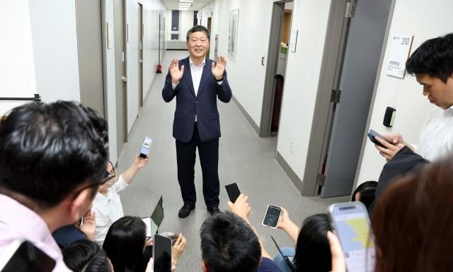 박수근 중앙노동위원장이 지난 19일 정부세종청사 중앙노동위원회에서 열린 삼성전자 2차 사후조정 2일차 회의 도중 가진 휴게시간에 취재진의 질문에 답하고 있다 사진연합뉴스