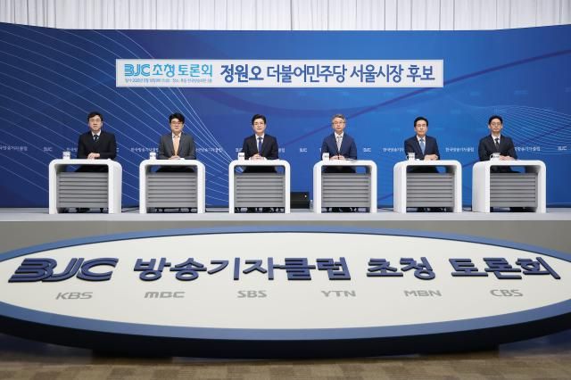 정원오 더불어민주당 서울시장 후보왼쪽 세번째가 19일 서울 양천구 목동 방송회관에서 열린 방송기자클럽 초청 토론회에 참석해 있다 사진연합뉴스