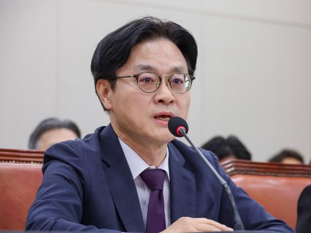 김정관 산업통상부 장관이 19일 국회에서 산업통상자원중소벤처기업위원회 전체 회의에 출석해 삼성전자 파업과 관련한 의원 질의에 답하고 있다 사진연합뉴스