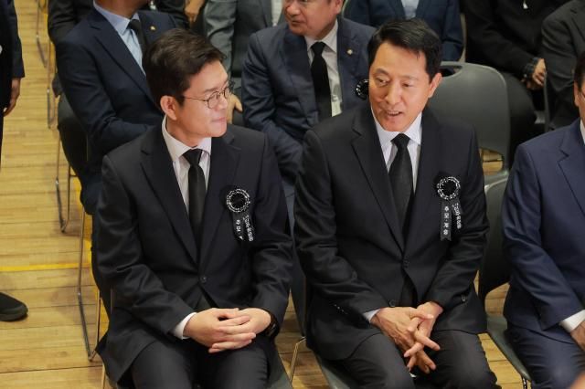 더불어민주당 정원오 서울시장 후보왼쪽와 국민의힘 오세훈 서울시장 후보가 18일 오전 서울 중구 서울시청 본관에서 열린 5·18민주화운동 제46주년 서울기념식에 참석하고 있다 20260518사진유대길 기자 dbeorlf123ajunewscom