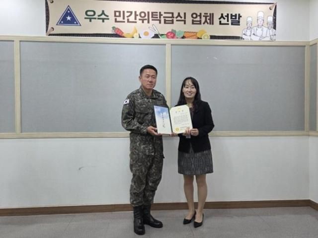 하헌철 육군본부 군수참모부 소장왼쪽과 조성애 삼성웰스토리 지역장이 기념촬영을 하고 있다 사진삼성웰스토리